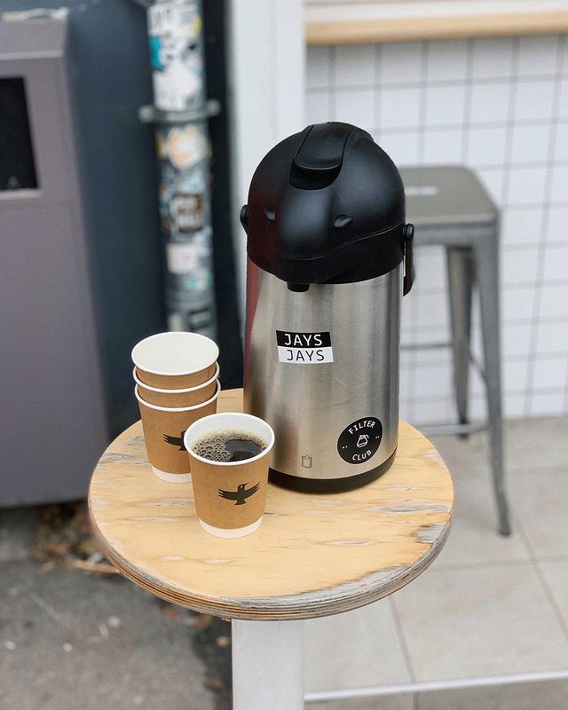 Термос с кофе в Jays Coffee / фото: @jayscoffeebrewers