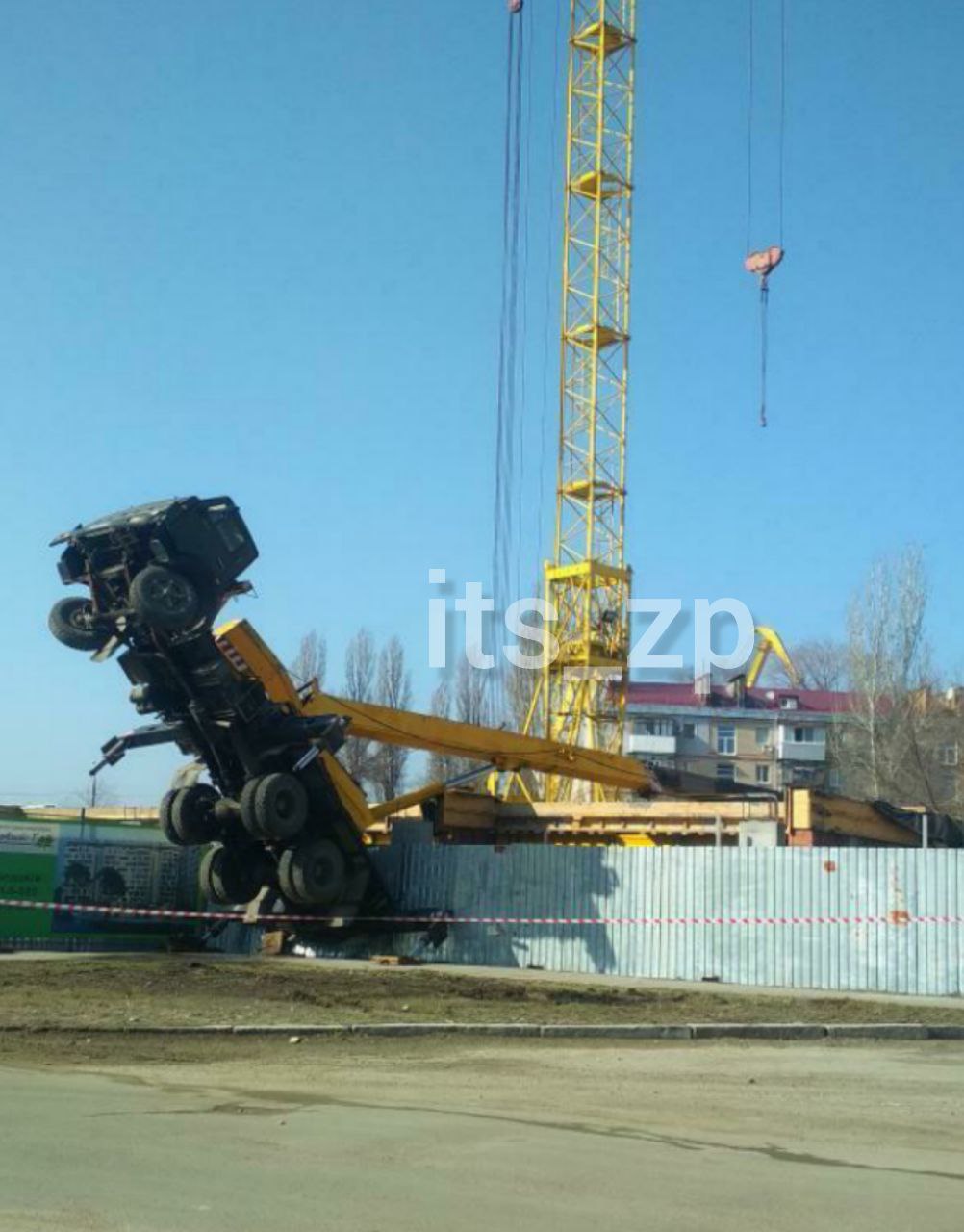 Кран теперь висит в воздухе / фото: @its_zp