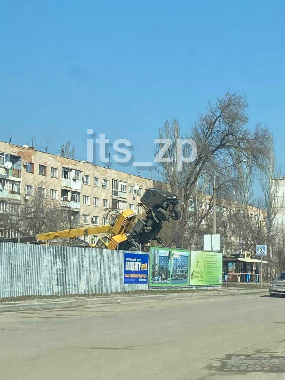 Авто зависло в воздухе: в Запорожье на стройплощадке упал кран фото 1