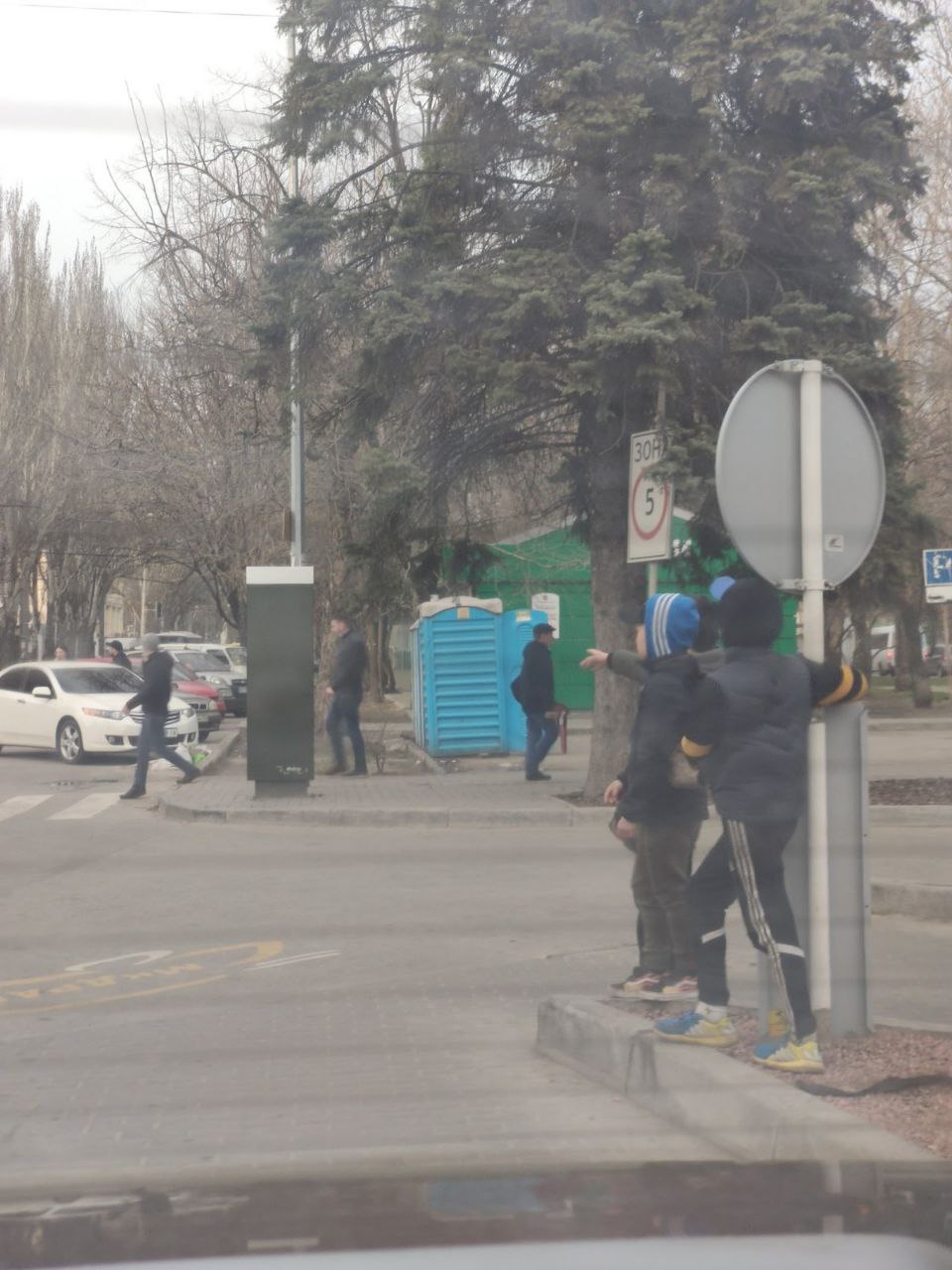 Возле Макдональдса на Металлургов попрошайничают дети / фото: Анна Покровская