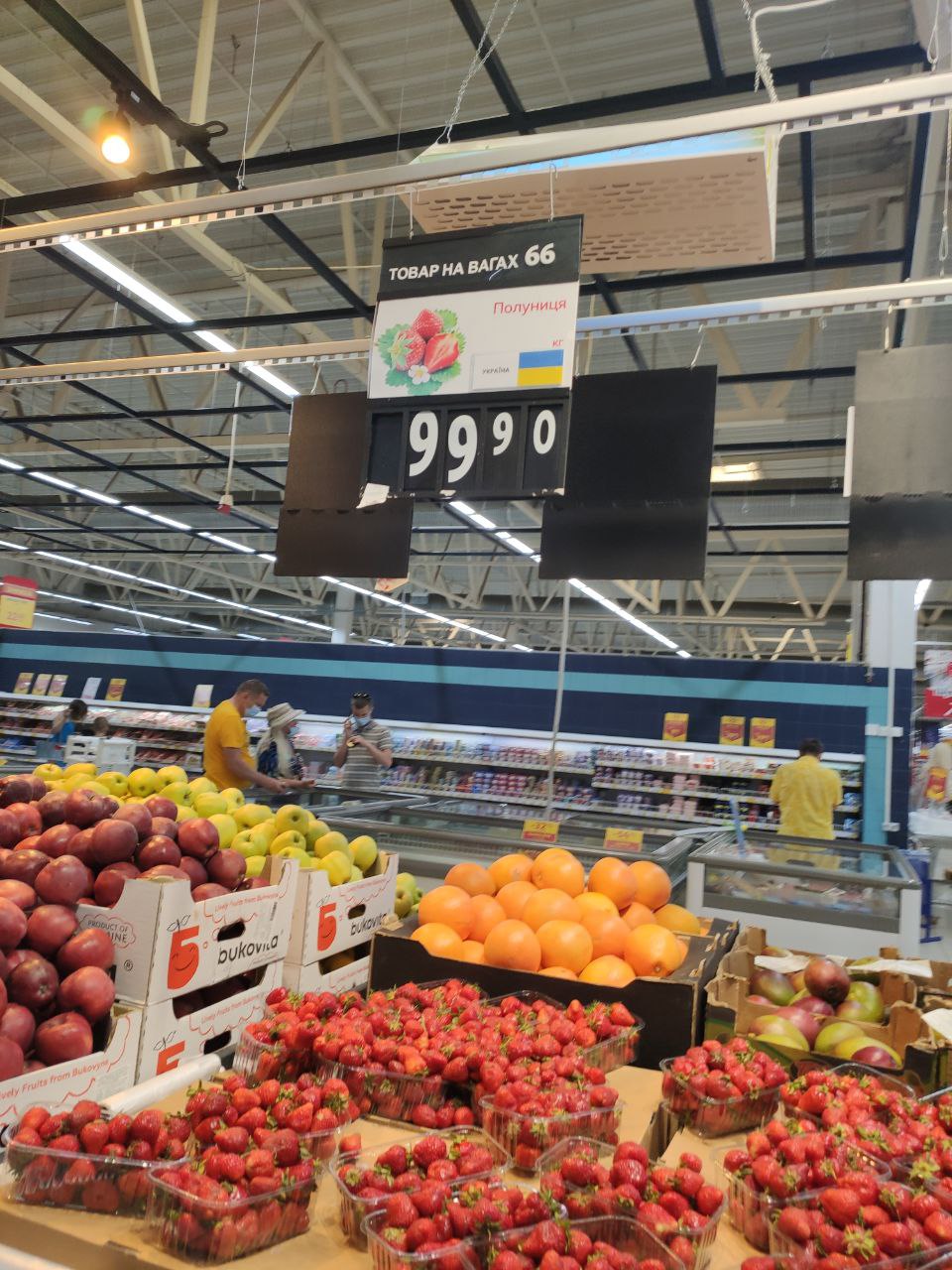 В супермаркетах клубника по 100 гривен, а на рынках по 60-70