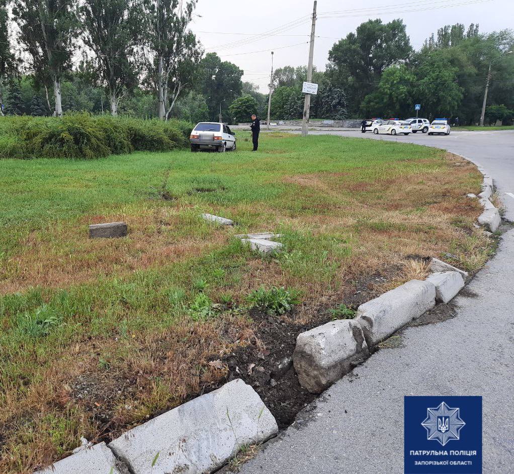 Машина снесла бордюр / фото: патрульная полиция Запорожья