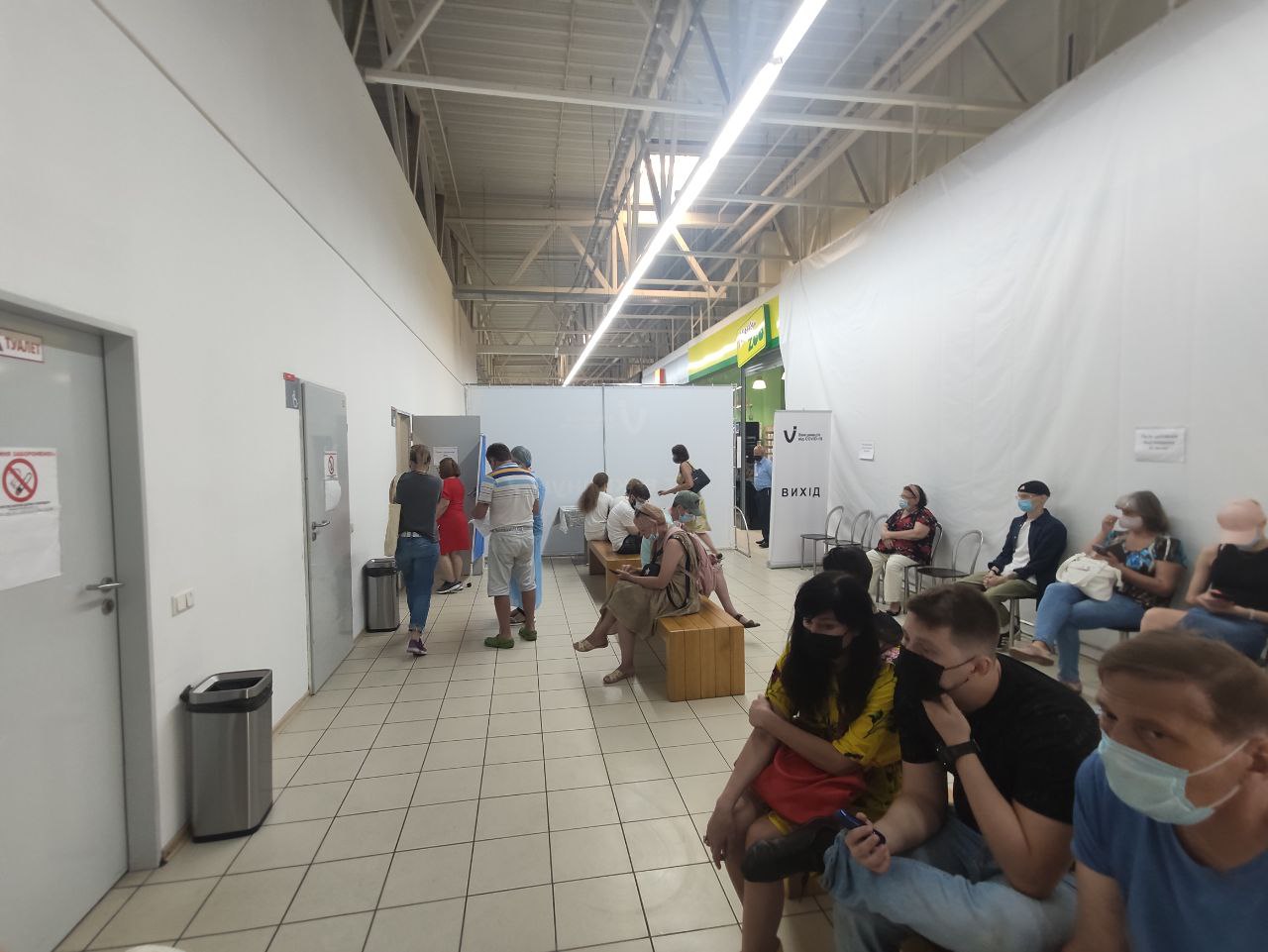Здесь ждут полчаса после прививки / фото: ВГороде