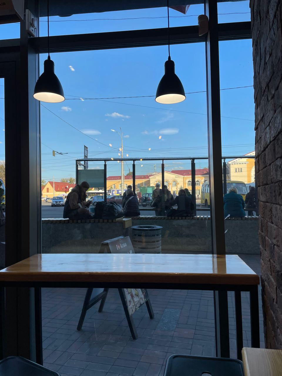 В заведении напротив вокзала есть розетки / фото: ВГороде