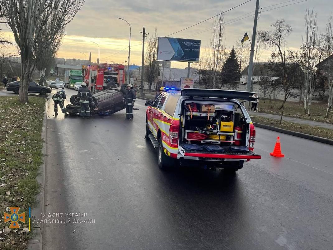 В Бердянске на проспекте Восточном перевернулось авто с женщиной и ребенком  внутри - Запорожье Vgorode.ua