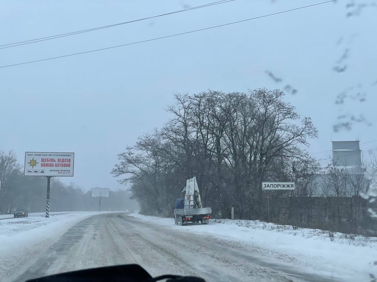 На въезде в город машины останавливались переждать непогоду -