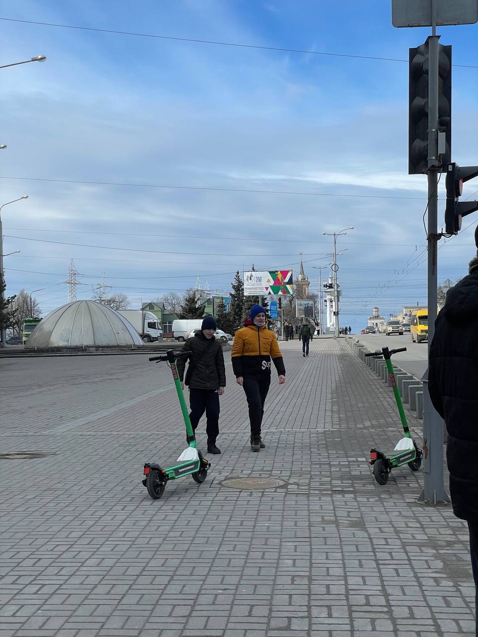 В центре Запорожья выставили прокатные электросамокаты Kiwi