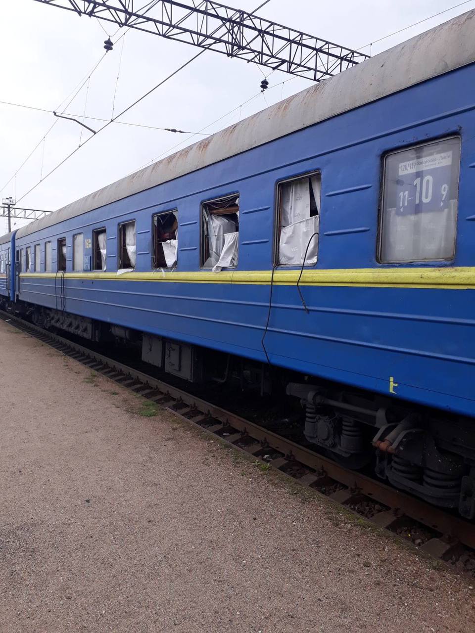 У поїзді "Запоріжжя-Львів" вибуховою хвилею та уламками вибило скло - фото: t.me/UkrzalInfoi