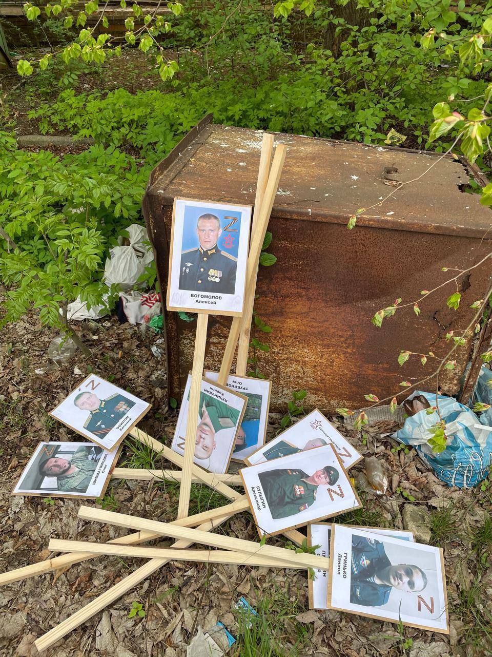 Фотографии ветеранов потом оказались ненужными и подставные участники парада их просто выбросили кучкой. - || фото: t.me/riamelitopol