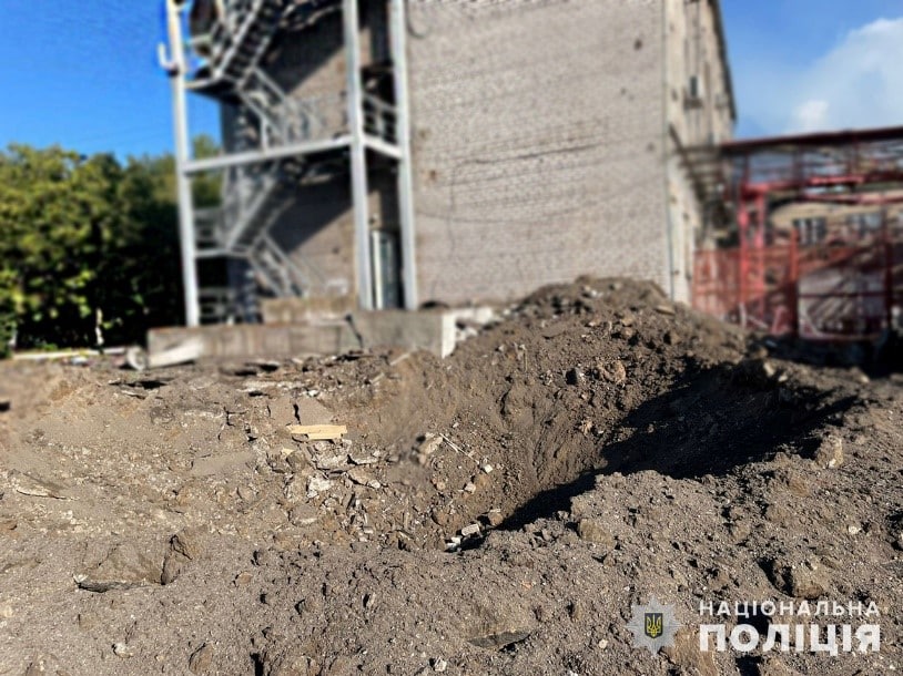 Поліція показала фото наслідків вчорашніх ракетних ударів по Запоріжжю та області -