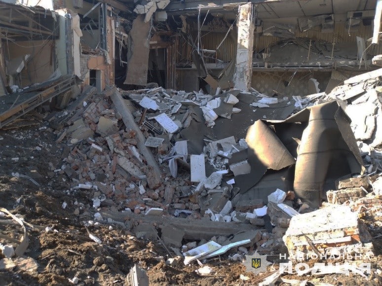 Поліція показала фото наслідків вчорашніх ракетних ударів по Запоріжжю та області -