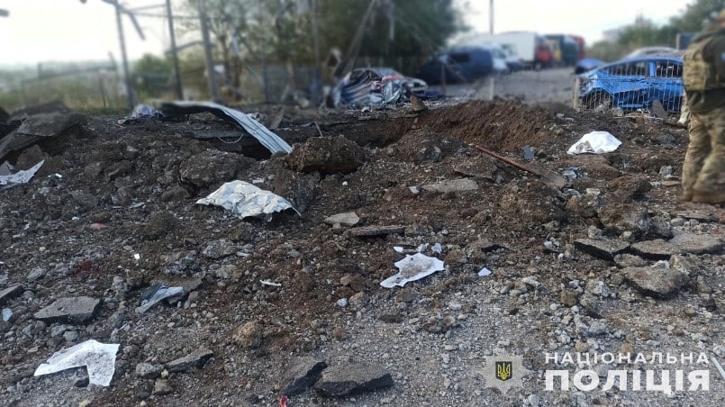 Поліція показала фото наслідків вчорашніх ракетних ударів по Запоріжжю та області -
