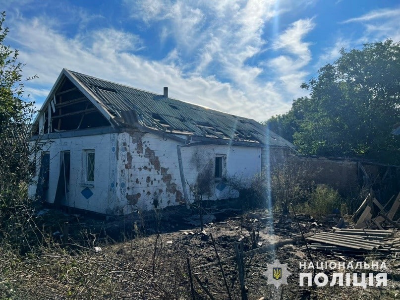 Поліція показала фото наслідків вчорашніх ракетних ударів по Запоріжжю та області -