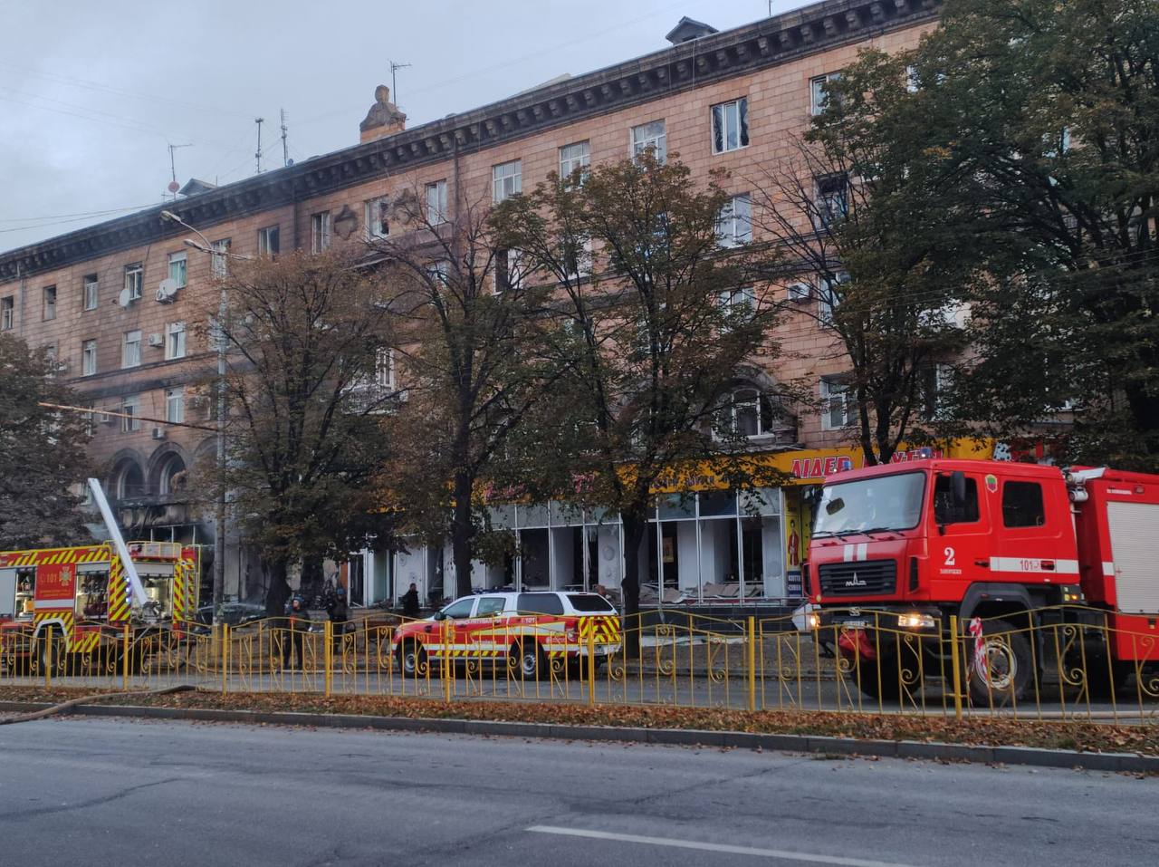 Запорожье последние. Город Запорожье сейчас. Запорожье центр города. Разрушенный дома в центре Запорожья. Улица из домов.