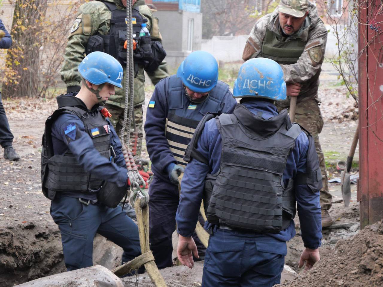 У Запоріжжі вивезли із житлового кварталу залишки ракети, які могли вибухнути - || фото: t.me/starukhofficial