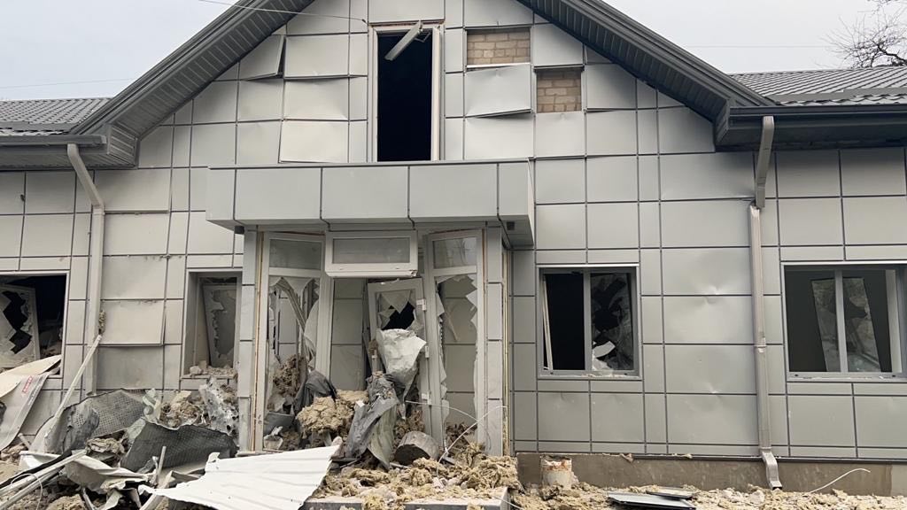 Вибухи у Запоріжжі: окупанти розгромили СТО та вдарили біля лікарні фото 1