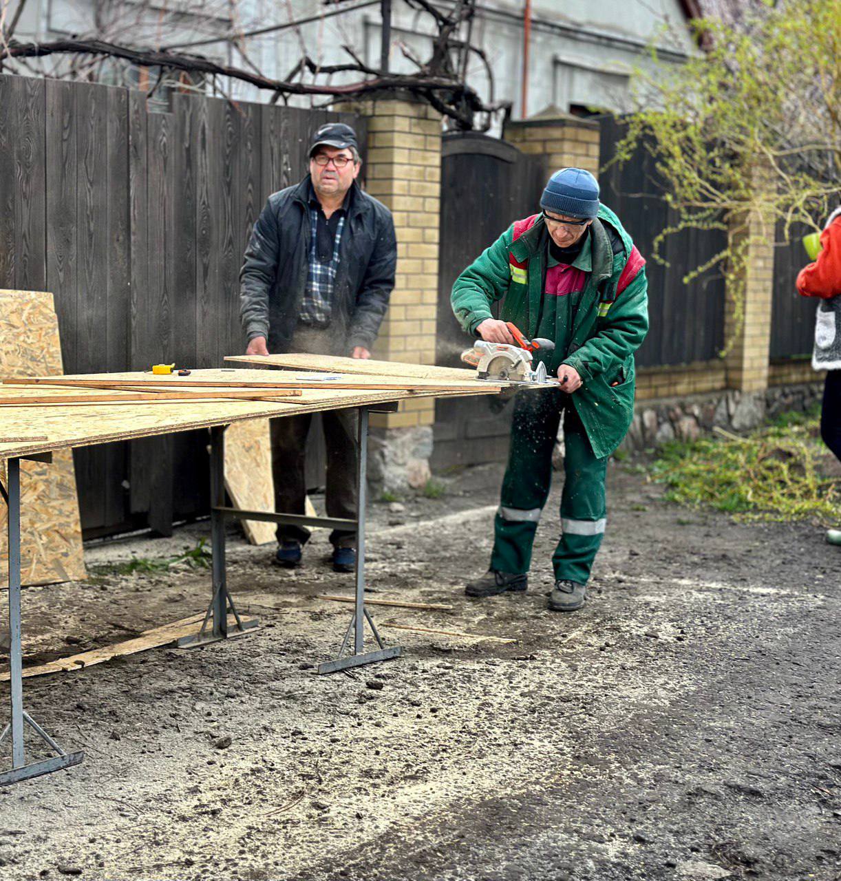 Що зараз відбувається на місці ракетних ударів у Запоріжжі -