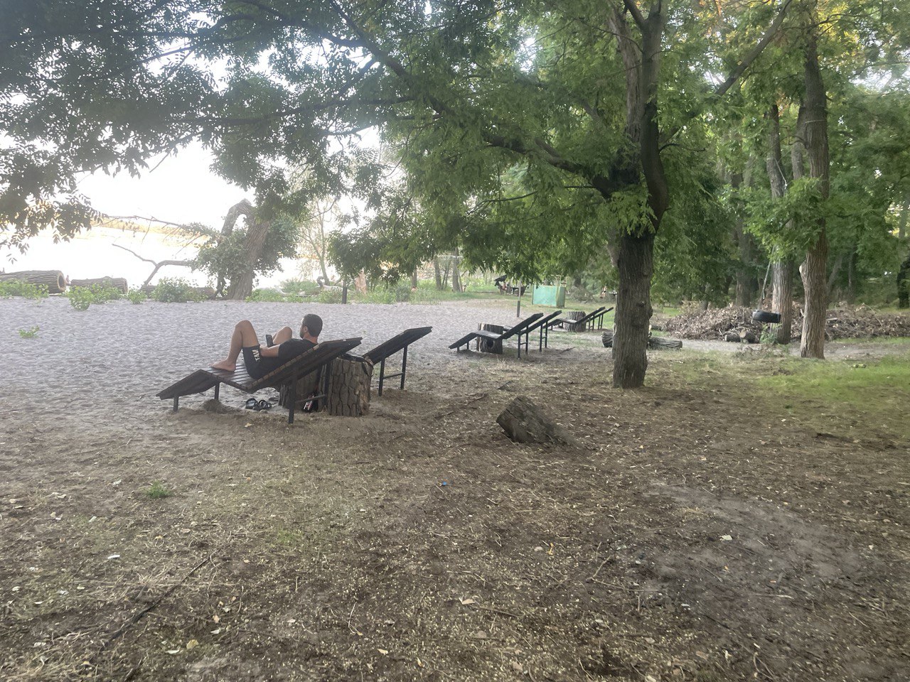 Деревянные лежаки в Запорожье - фото: Vgorode.ua