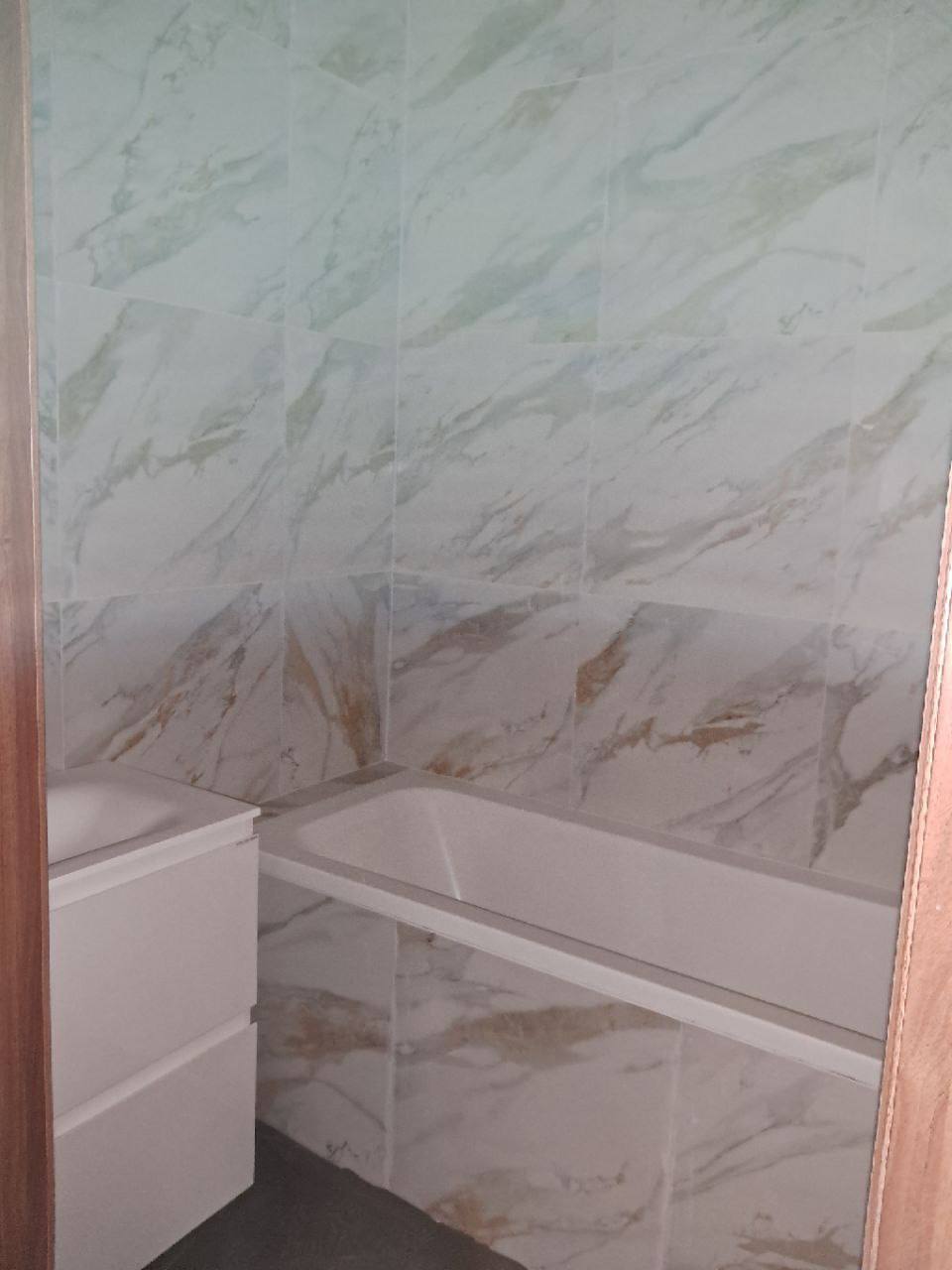 У Запоріжжі продовжують відновлювати будинки, що зруйнували російські будинки. -