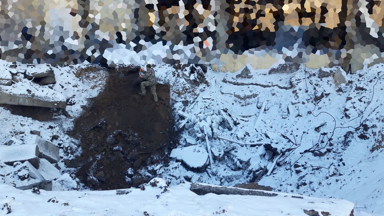 Экоинспекторы обследовали территорию в Запорожье, которая пострадала от ударов 8 января - || фото: t.me/pivdendei/1238