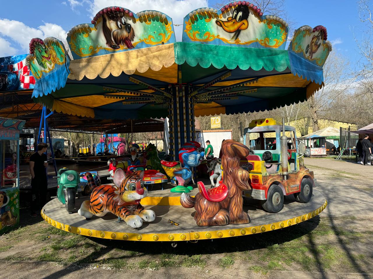 График и цены: в Дубовом Гае заработали аттракционы фото