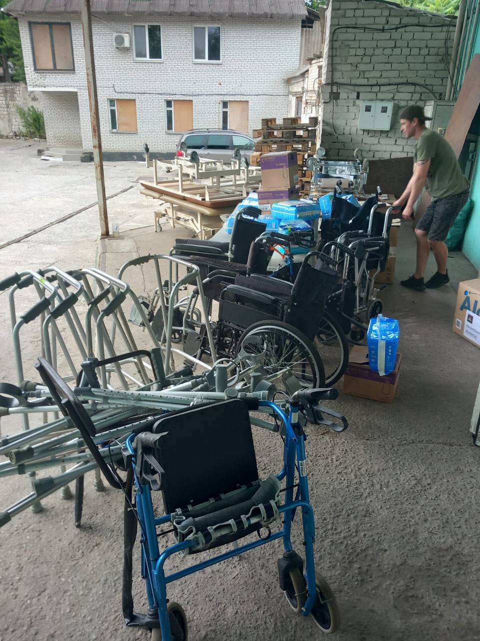 Підготовка доставки медспорядження до Реабілітаційного центру в Запоріжжі - фото надав Івар