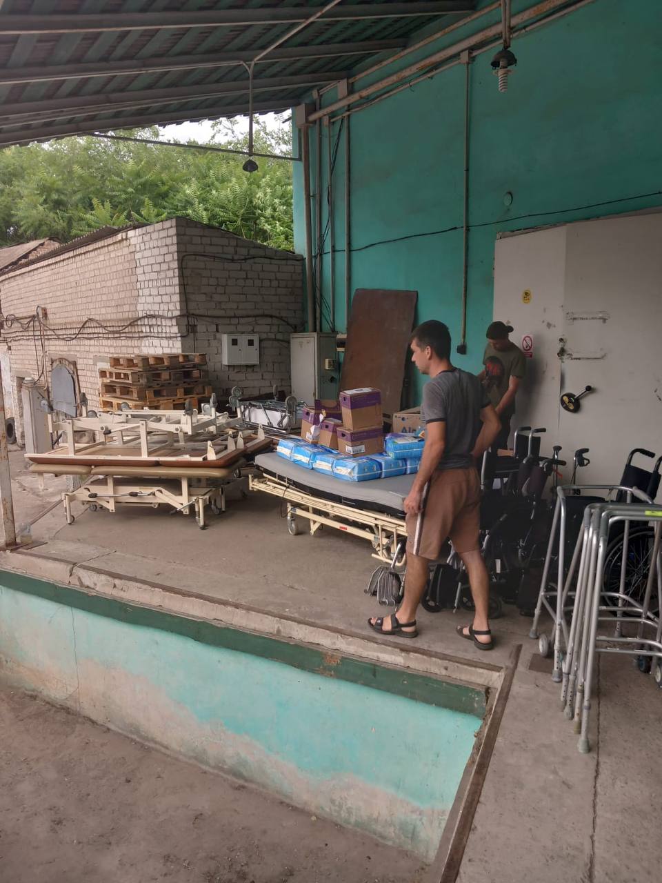 Підготовка доставки медспорядження до Реабілітаційного центру в Запоріжжі - фото надав Івар