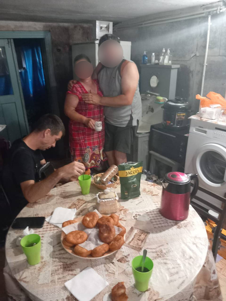 Сім'я, яка доглядає біля 65 собак  - фото надав Івар