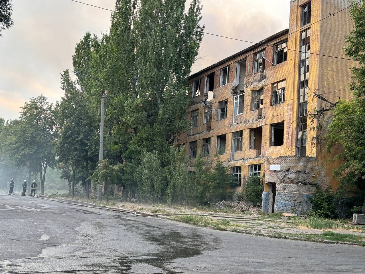 Горит вот это здание &ndash; фото: Vgorode