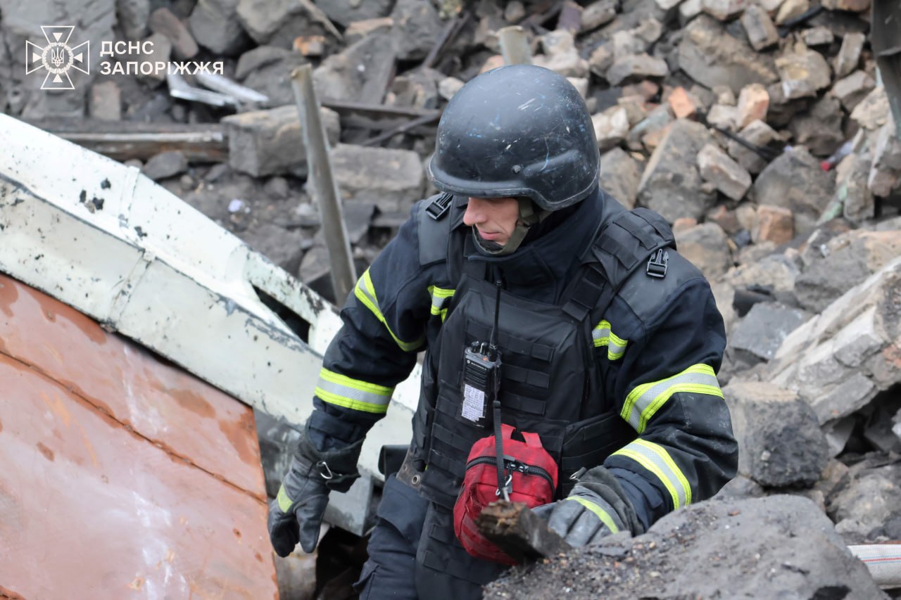 У Запоріжжі знайшли тіло чоловіка, якого шукали під завалами з 18 січня. || фото: t.me/gu_dsns_zp
