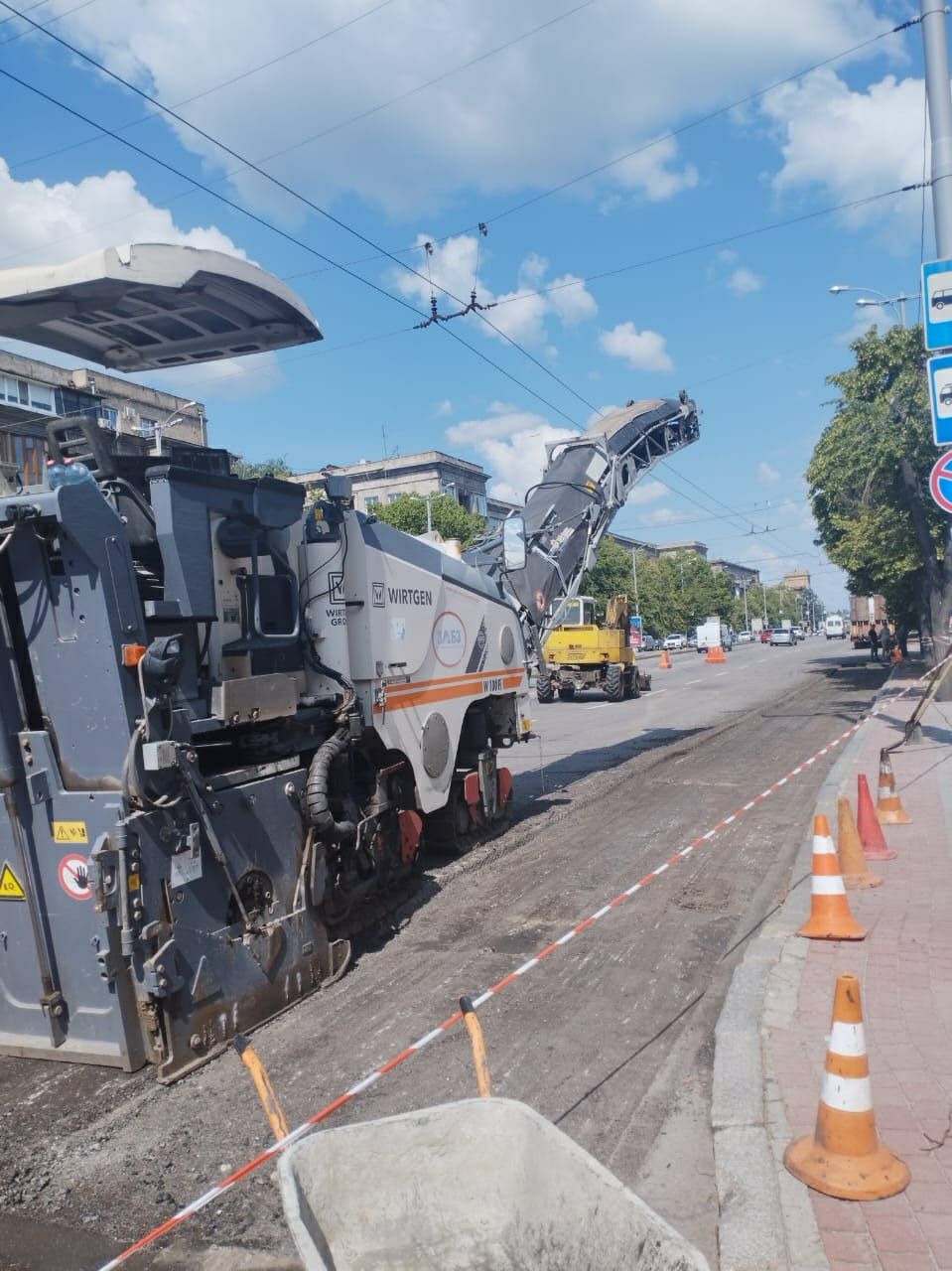 У центрі Запоріжжя розпочали масштабний ремонт після обстрілу: перенесено зупинку транспорту -