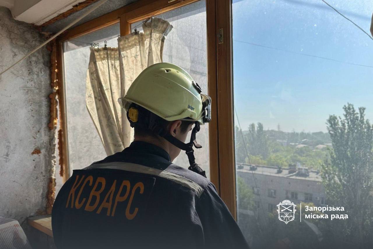 В Запорожье в результате утренней атаки РФ повреждены многоэтажки и предприятие -