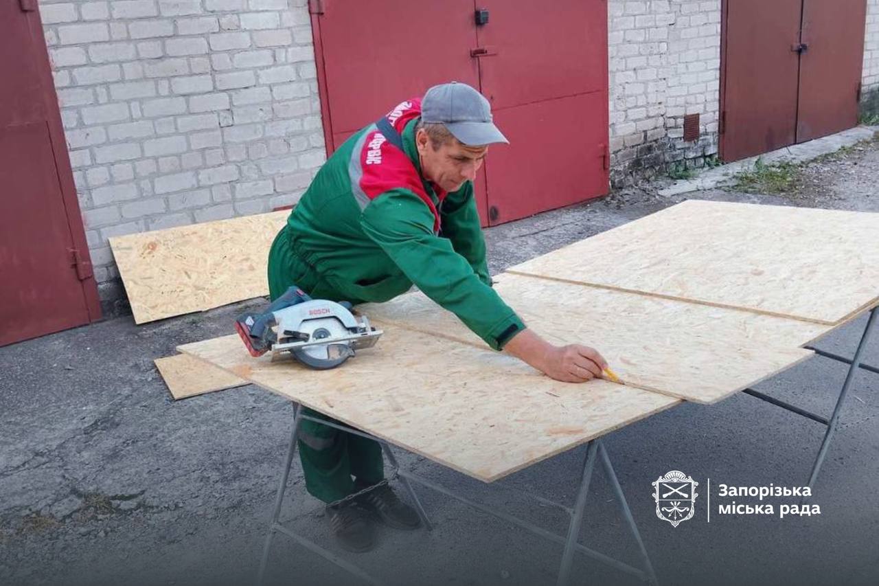 В Запорожье в результате утренней атаки РФ повреждены многоэтажки и предприятие -