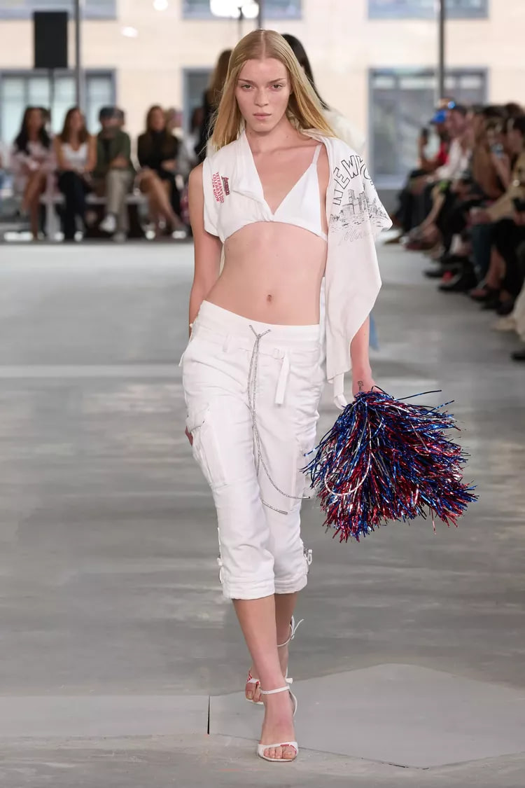 Стильные бра-топы и лёгкие топы на подиумах.