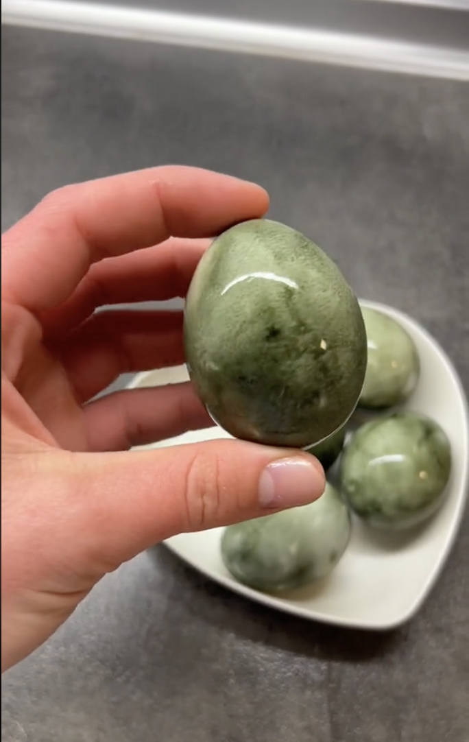 Зеленые пасхальные яйца –