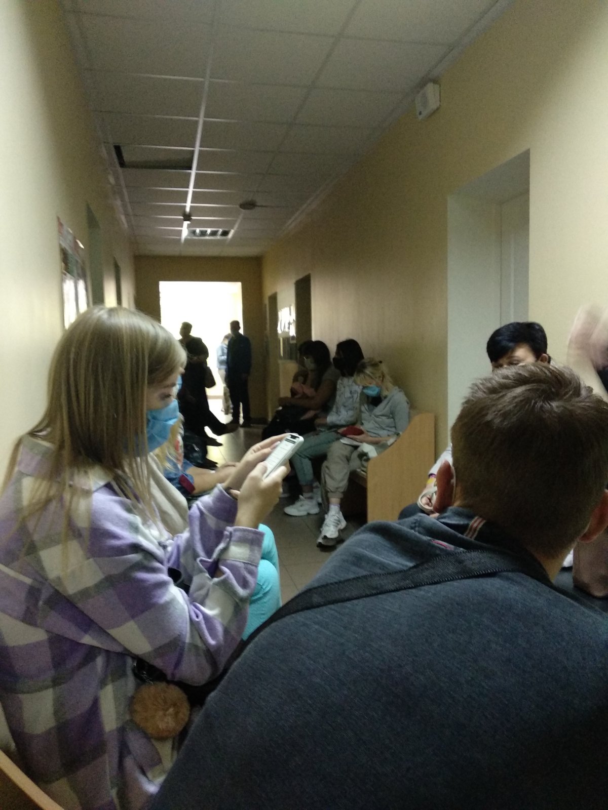 Вот такие огромные очереди сейчас в больницах