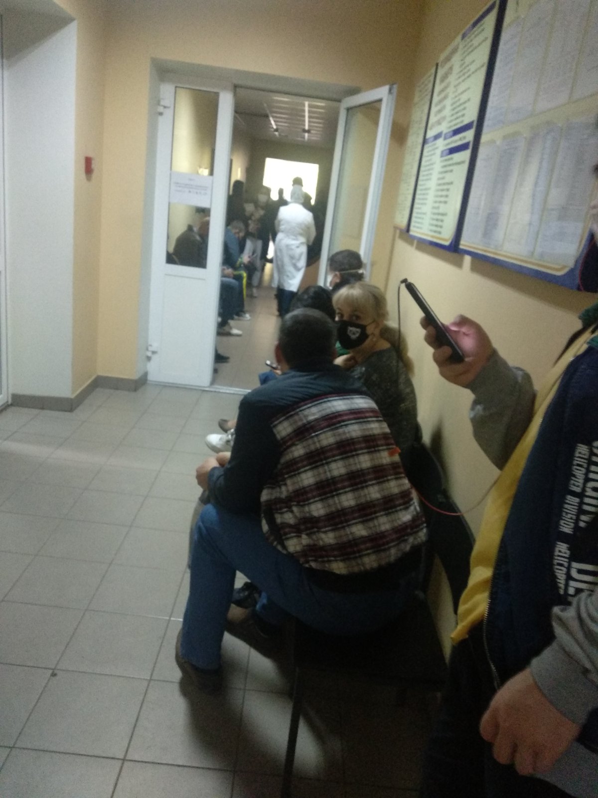 А сегодня всех больных еще принимали в этом отсеке / все фото: Vgorode