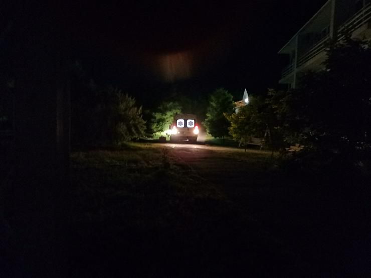 Машины скорой приезжали сюда всю ночь / фото: голос Украины