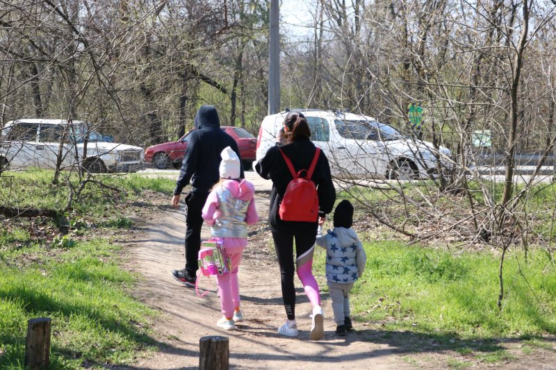 Гуляют с детьми / фото: Индустриалка