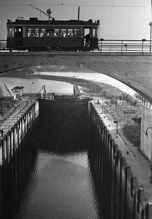 Деревянный моторный вагончик, который курсировал по плотине. Фото: “ЗЭТ”