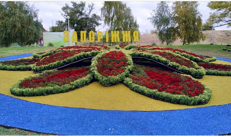 На Радуге установили огромный 3D-цветок. Фото: "Зеленстрой"