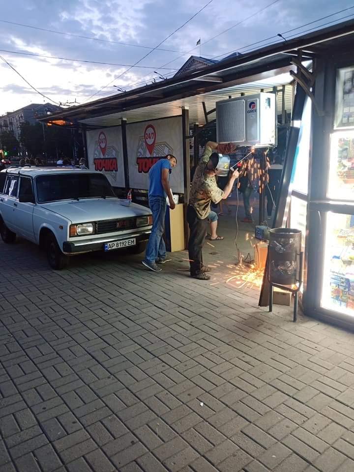 В этот же день радиатор демонтировали и перевесили. Фото: fb Инспекция по благоустройству