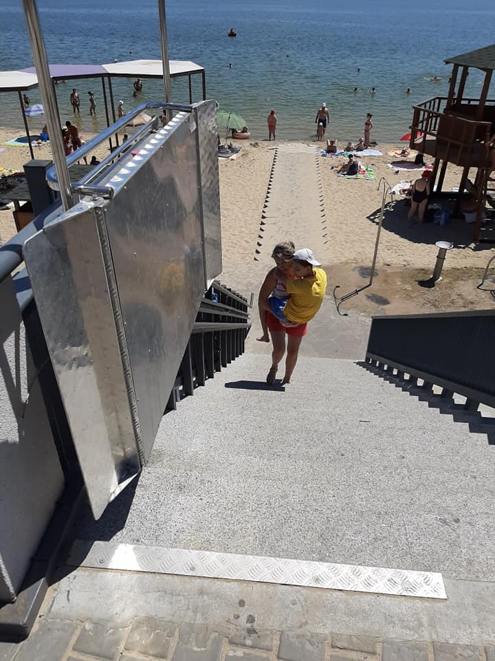 Запорожанке пришлось спускать и поднимать своего сына по крутым ступенькам. Фото: fb  Наталья Ростовская