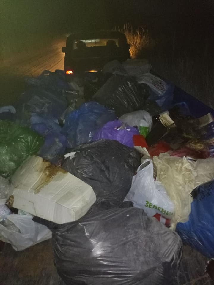 Вот что после себя оставили "отдыхающие" за один вечер без шлагбаума. Фото: fb Дмитрий Воловик