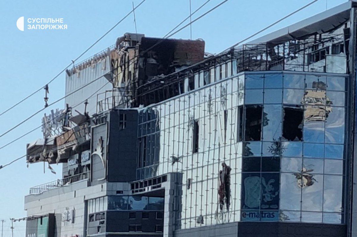 Верхній поверх майже повністю зруйнований.