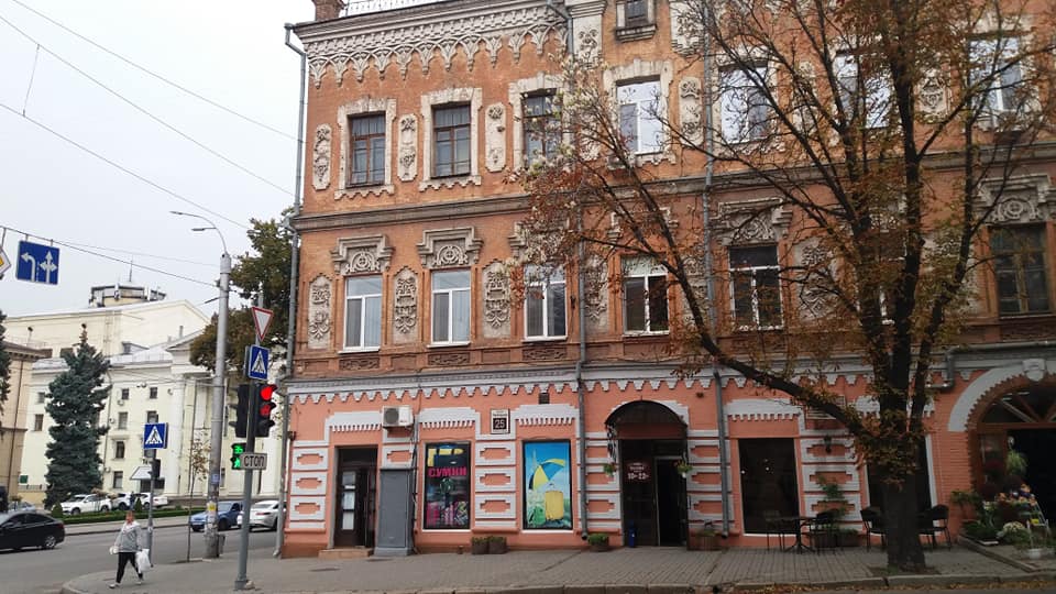 Цветущий каштан на Соборном (р-н театра имени Магара). Фото: Александр Глухов