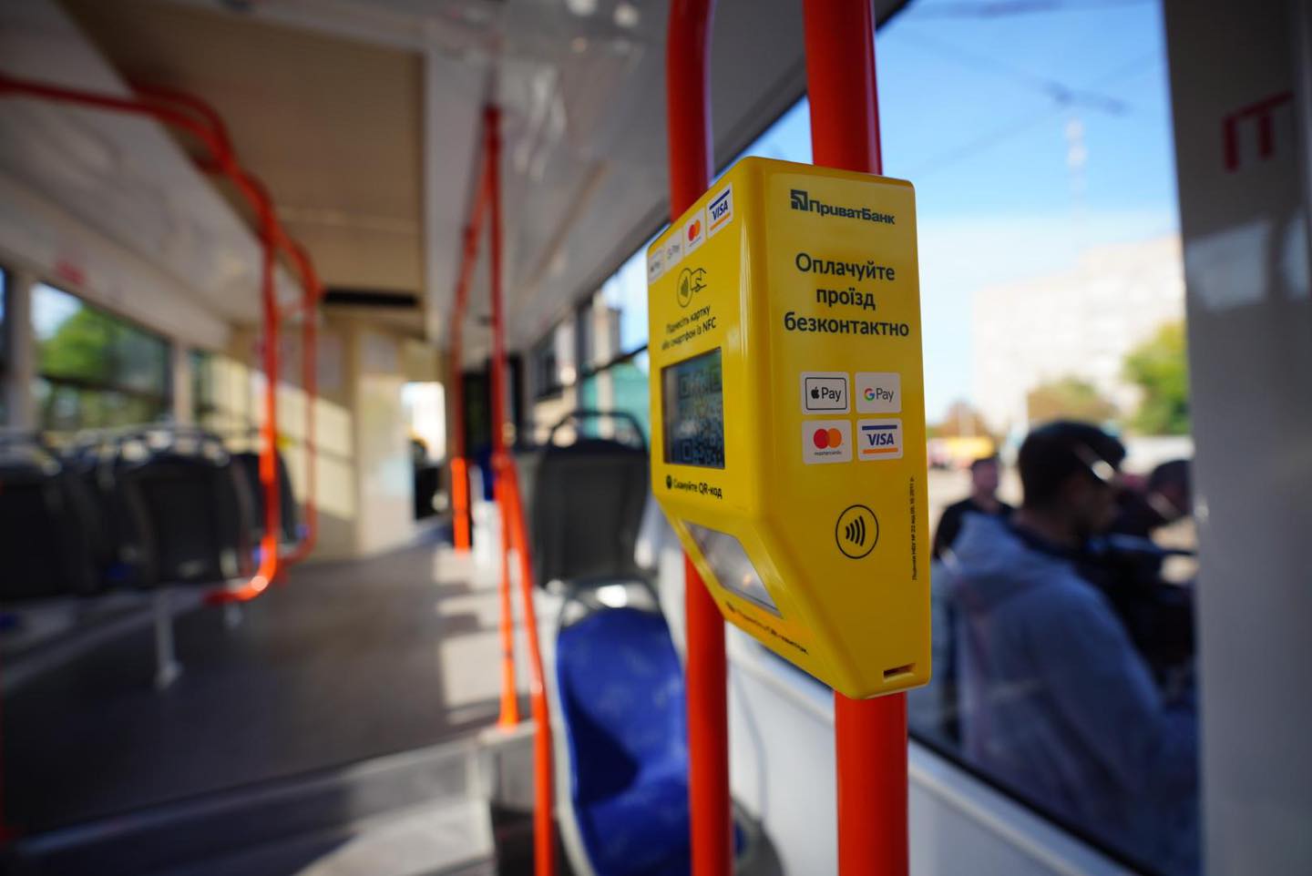 Валидаторы для бесконтактной оплаты работают через раз. Фото: fb Владимир Буряк