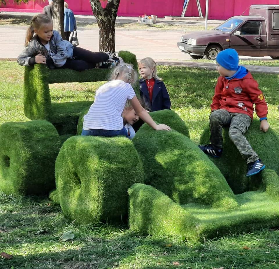В Запорожье люди сломали травяную скульптуру в парке Трудовой славы.  Фото: Зеленстрой