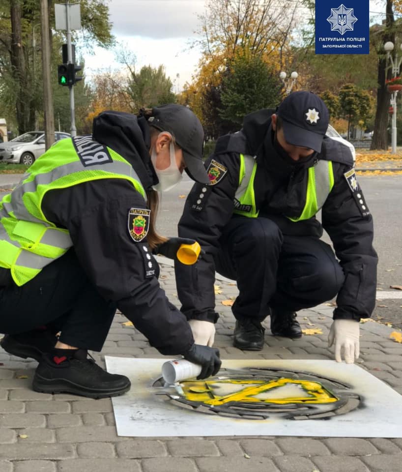Граффити появились в центре города. Фото: пресс-служба патрульной полиции Запорожской области