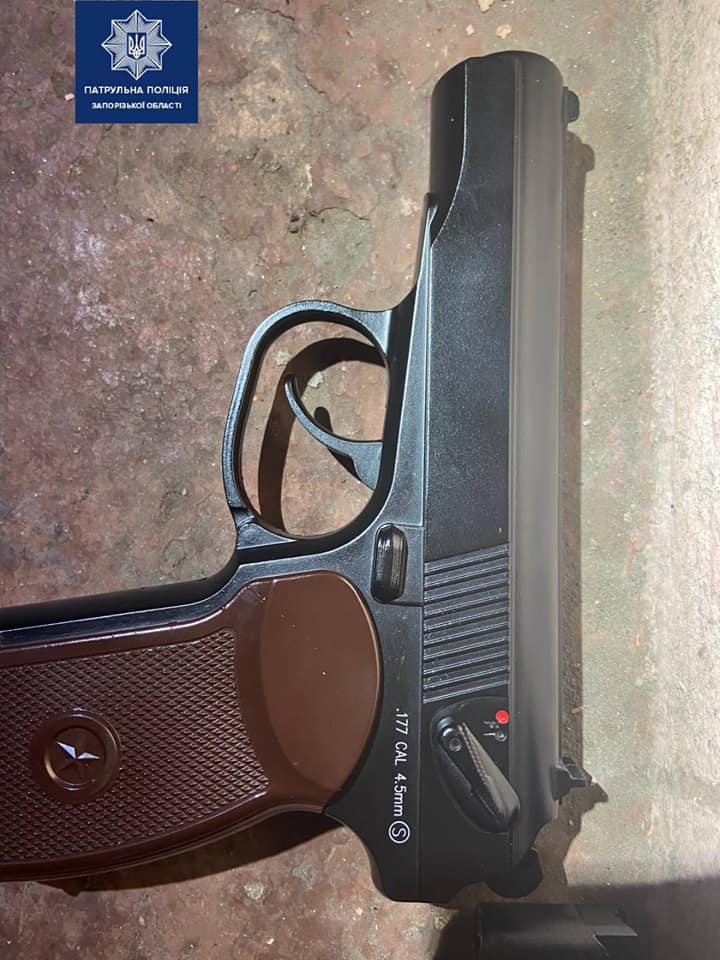 У мужчины нашли пистолет, из которого он стрелял. Фото: Патрульная полиция Запорожья